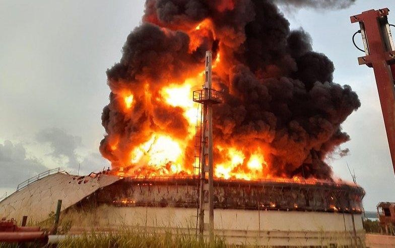 Lửa cháy dữ dội từ bồn chứa dầu thô. (Ảnh: Prensa Latina)