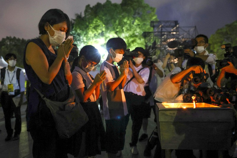 Tưởng niệm các nạn nhân của vụ ném bom nguyên tử năm 1945 tại Công viên tưởng niệm hòa bình ở Hiroshima, miền tây Nhật Bản, ngày 6/8/2022. (Ảnh: Kyodo/Reuters)