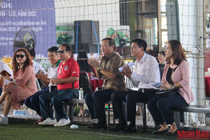 Giao lưu bóng đá hữu nghị chào mừng Năm Đoàn kết hữu nghị Việt Nam-Lào ảnh 2
