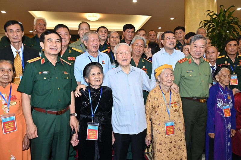 Tổng Bí thư Nguyễn Phú Trọng với các đại biểu tại buổi gặp mặt.