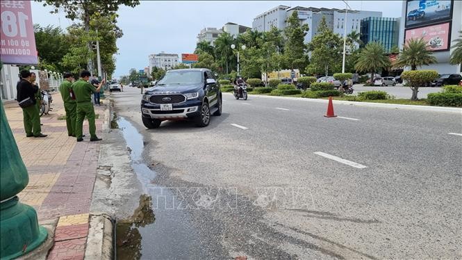 Cơ quan cảnh sát điều tra dựng lại hiện trường vụ tai nạn giao thông. 