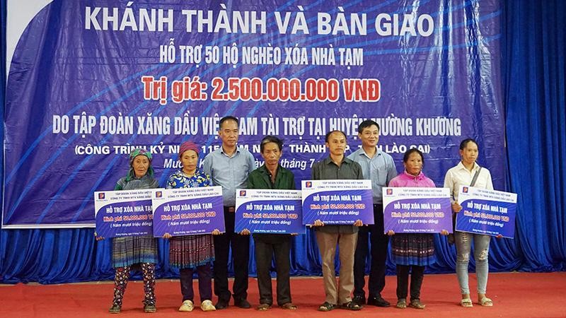 Tập đoàn Xăng dầu Việt Nam trao kinh phí hỗ trợ làm nhà cho các hộ nghèo.