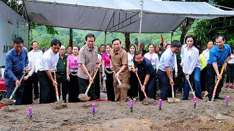 Đại diện các ban, sở, ngành, đơn vị cùng khởi công Nhà tình nghĩa tặng ông Bùi Xuân Nùng, cựu thanh niên xung phong có hoàn cảnh đặc biệt khó khăn.