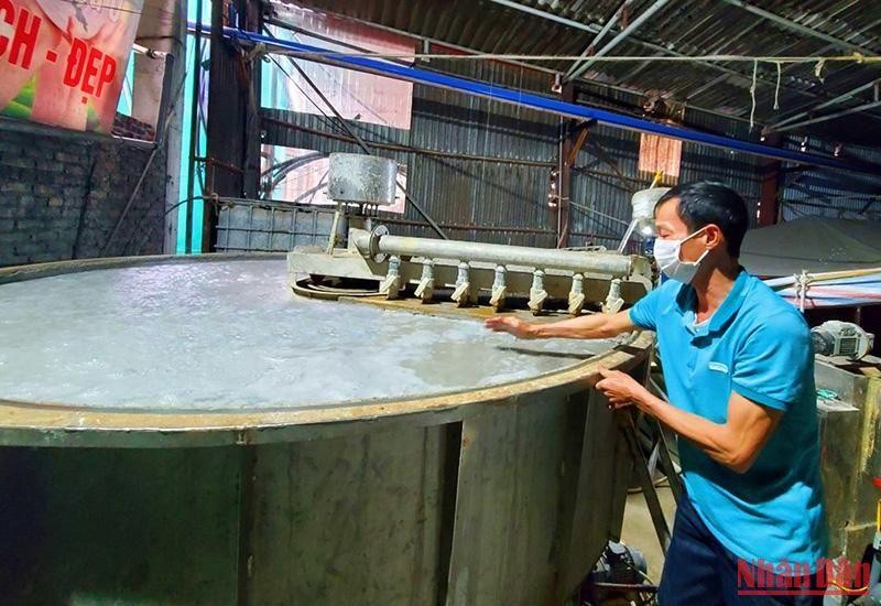 Hệ thống xử lý nước thải tuần hoàn của một cơ sở sản xuất giấy ở làng nghề giấy Phong Khê, thành phố Bắc Ninh (Bắc Ninh).