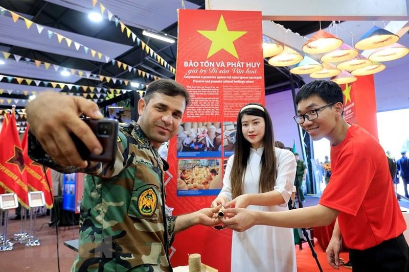 Bạn bè quốc tế trải nghiệm không gian văn hóa Việt Nam tại Army Games ảnh 1