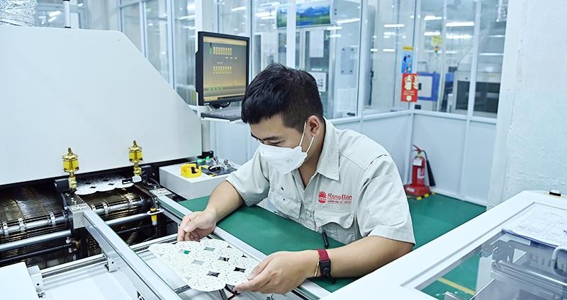 Dây chuyền sản xuất bo mạch điện tử cho đèn led tại Công ty cổ phần Bóng đèn Phích nước Rạng Đông, Hà Nội. (Ảnh DUY ĐĂNG)