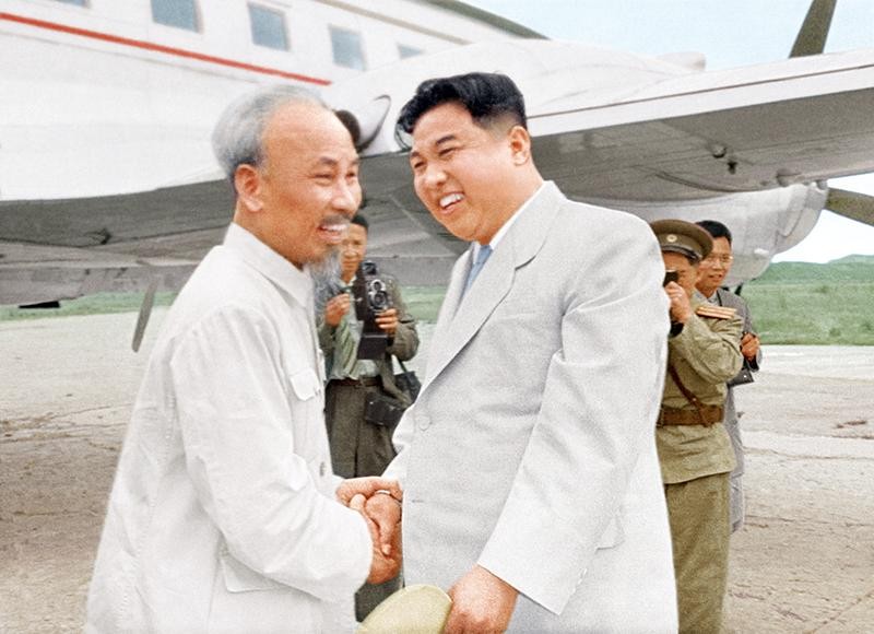 Chủ tịch Hồ Chí Minh gặp nhà lãnh đạo Kim Nhật Thành tại Bình Nhưỡng. (Ảnh tư liệu do Đại sứ quán Triều Tiên tại Việt Nam cung cấp)