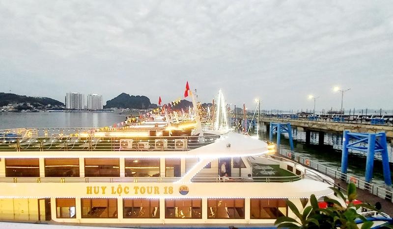 Tàu du lịch nhà hàng đưa du khách tham quan vịnh Hạ Long và thành phố Hạ Long về đêm - sản phẩm du lịch mới của tỉnh Quảng Ninh. (Ảnh LƯƠNG QUANG THỌ)