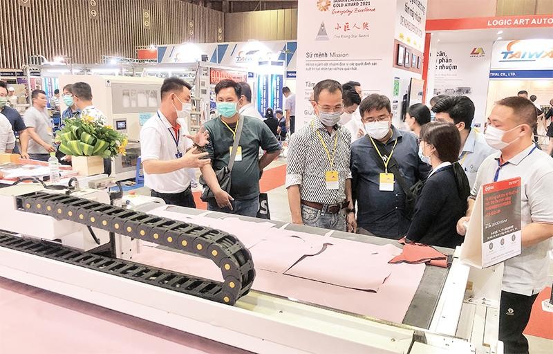Doanh nghiệp dệt may tham quan, tìm hiểu máy móc hiện đại để nâng giá trị sản phẩm tại triển lãm quốc tế ngành công nghiệp dệt may-thiết bị và nguyên phụ liệu tại Thành phố Hồ Chí Minh.