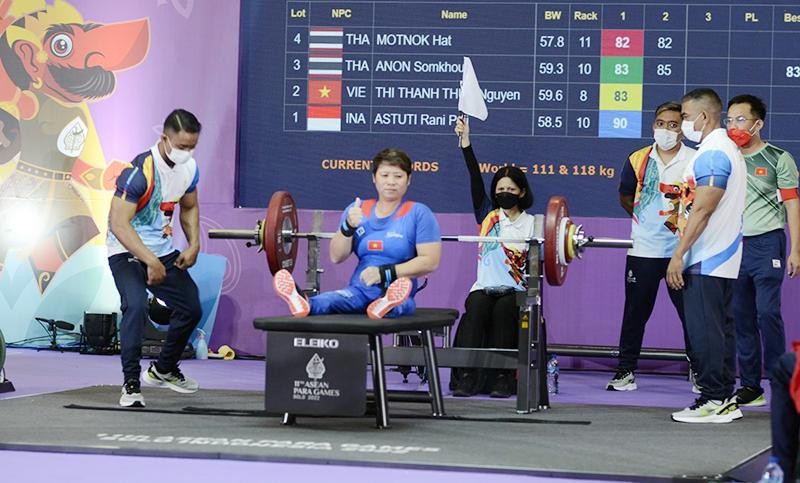 Châu Hoàng Tuyết Loan phá kỷ lục đại hội môn cử tạ hạng 55kg nữ. (Ảnh THÁI DƯƠNG) 