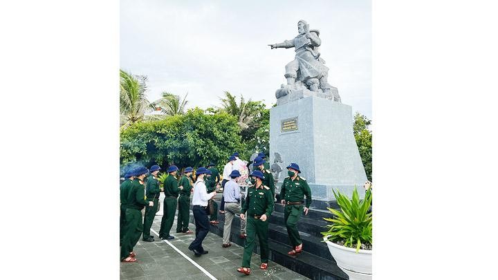 Lễ dâng hương trước tượng đài Trần Hưng Đạo trên đảo Nam Yết.