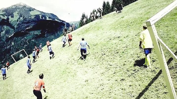 Chơi bóng đá trên sườn núi