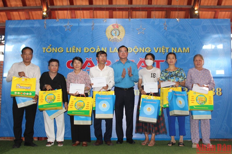 Chủ tịch Tổng Liên đoàn Lao động Việt Nam Nguyễn Đình Khang tặng quà gia đình các liệt sĩ. (Ảnh: VÂN GIANG)
