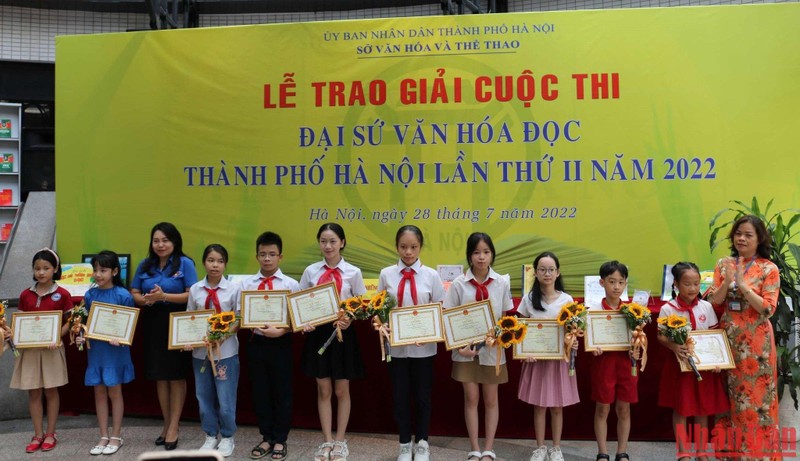 Ban Tổ chức trao giải cho các em học sinh đoạt giải cao tại cuộc thi.