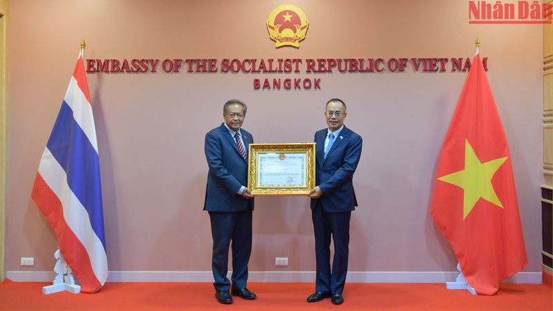 Đại sứ Phan Chí Thành trao giấy khen cho ông Adisak Thepart.
