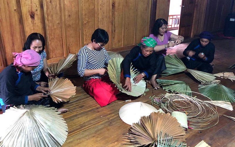 Làng làm nón truyền thống của người Tày ở Bản Liền (Bắc Hà, Lào Cai) phục vụ khách du lịch.