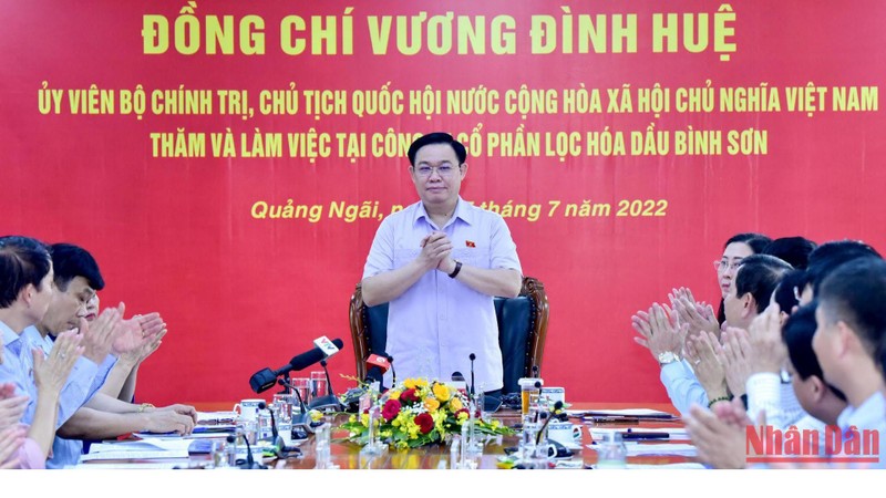 Chủ tịch Quốc hội Vương Đình Huệ chủ trì buổi làm việc với Công ty cổ phần lọc hóa dầu Bình Sơn, tỉnh Quảng Ngãi. (Ảnh: DUY LINH)