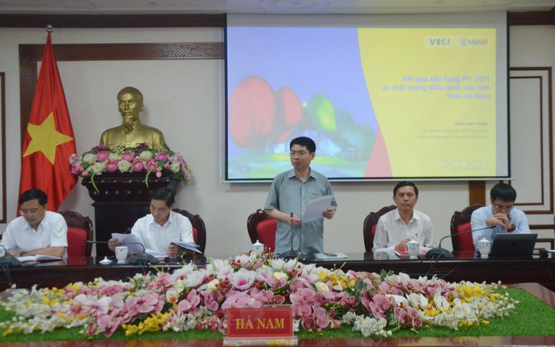 Đồng chí Chủ tịch UBND tỉnh Hà Nam phát biểu tại hội nghị.