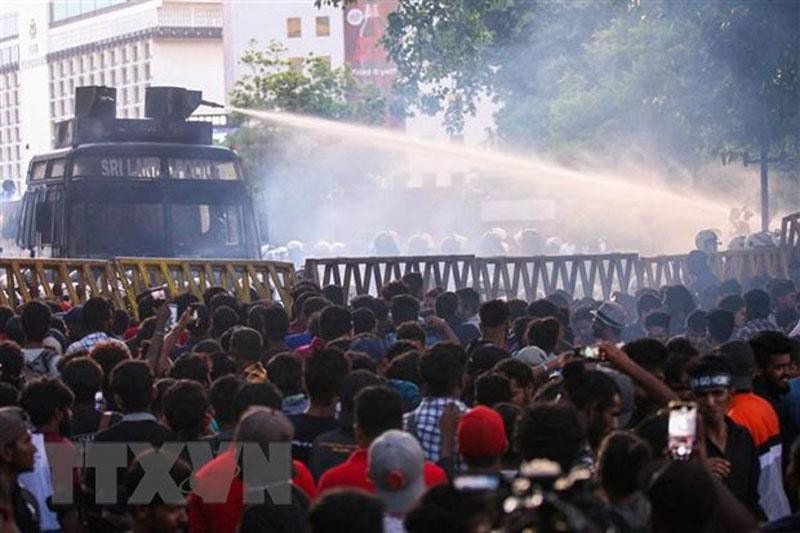 Cảnh sát phun nước để giải tán đám đông biểu tình ở Colombo, Sri Lanka, ngày 8/7. (Ảnh: AFP/TTXVN) 