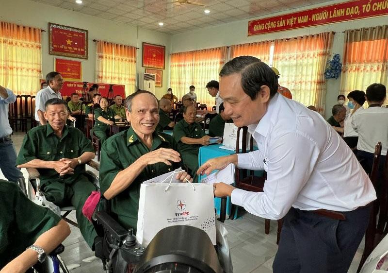 Đồng chí Nguyễn Văn Hợp trao quà cho các thương bệnh binh tại Trung tâm Điều dưỡng thương binh và người có công Long Đất.