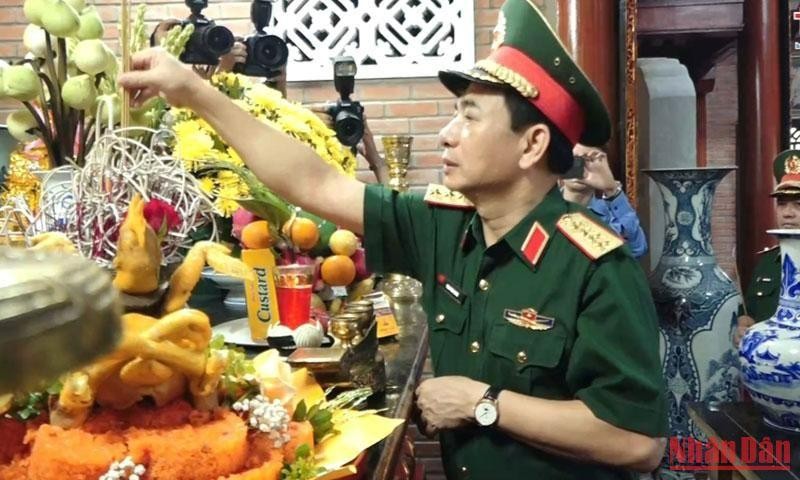 Đại tướng Phan Văn Giang dâng hương tưởng niệm Chủ tịch Hồ Chí Minh và các Anh hùng Liệt sĩ tại Khu di tích lịch sử Quốc gia 27/7.