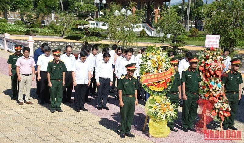 Đoàn công tác Ban Tuyên giáo Trung ương đặt vòng hoa, dâng hương tại Nghĩa trang Liệt sĩ Điện Bàn.