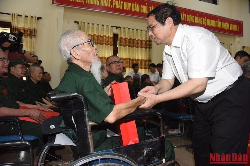 Thủ tướng Phạm Minh Chính thăm và tặng quà tại Trung tâm Điều dưỡng thương binh Kim Bảng (tỉnh Hà Nam). 