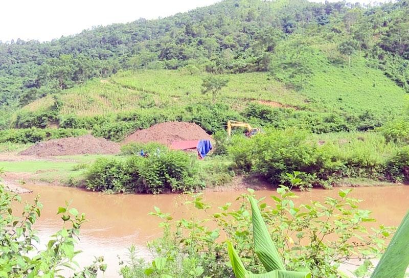 Khu vực bị đào hố để khai thác vàng trái phép nằm giáp ranh giữa huyện Pác Nặm (Bắc Kạn) và Nguyên Bình (Cao Bằng).