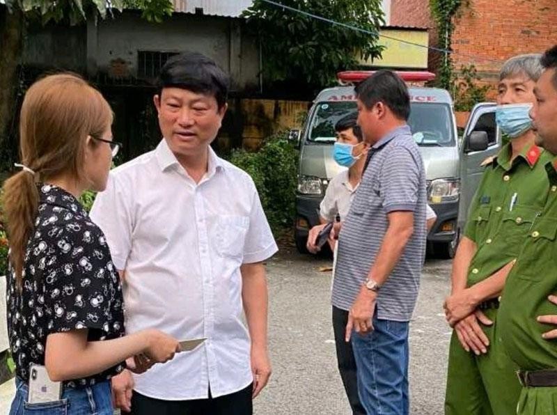 Chủ tịch UBND tỉnh Bình Dương Võ Văn Minh (thứ 2 từ trái sang) thăm hỏi, động viên người thân, gia đình các nạn nhân.