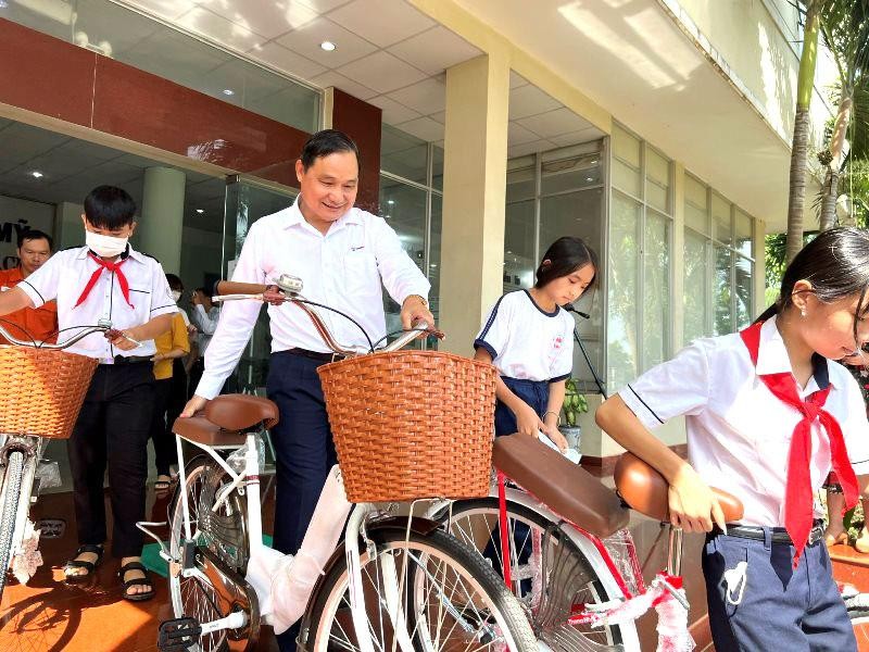 Ông Nguyễn Văn Hợp, Chủ tịch Hội đồng Thành viên Tổng Công ty Điện lực Miền nam tặng xe đạp cho các học sinh vượt khó học giỏi của huyện Cẩm Mỹ, Đồng Nai.