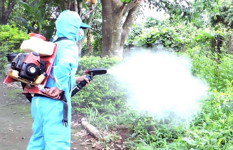 Cán bộ Trung tâm y tế huyện Ea Súp phun hóa chất diệt muỗi truyền bệnh sốt xuất huyết. (Ảnh: Trịnh Văn Thế)
