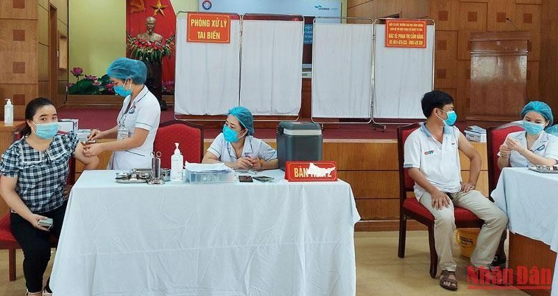 Quảng Bình phát động cán bộ, công nhân viên, người lao động tiêm vaccine mũi 4.