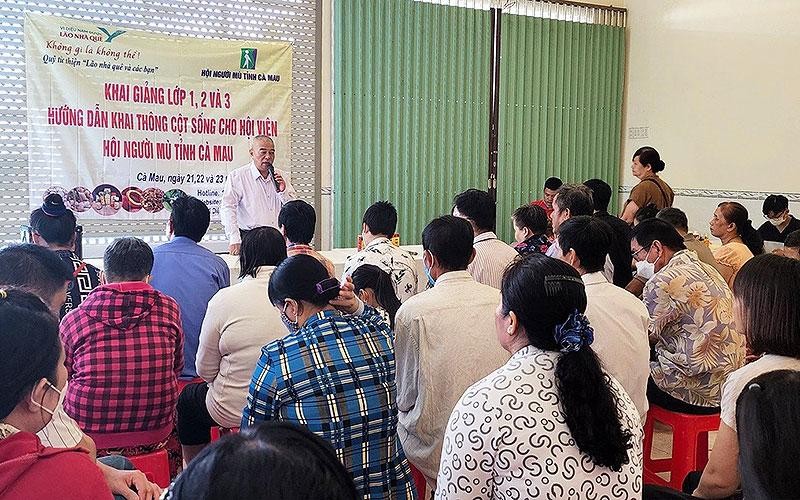 Thầy thuốc Nguyễn Trọng Hùng và các học viên khiếm thị tại chương trình tập huấn miễn phí về massage trị liệu do Hội Người mù tỉnh Cà Mau tổ chức.