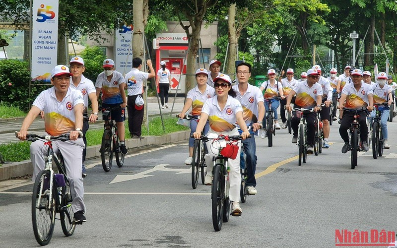 Bộ trưởng Ngoại giao Bùi Thanh Sơn (bên trái) và đoàn đại biểu đạp xe về tới nhà làm việc của Bộ từ Trụ sở chính Bộ Ngoại giao. 