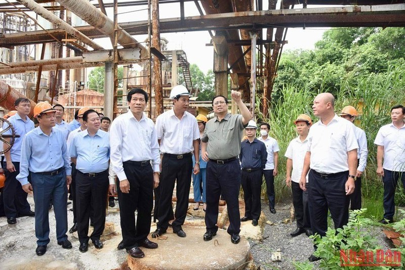 Thủ tướng Phạm Minh Chính thị sát dây chuyền cũ của Công ty cổ phần Phân đạm và Hóa chất Hà Bắc.