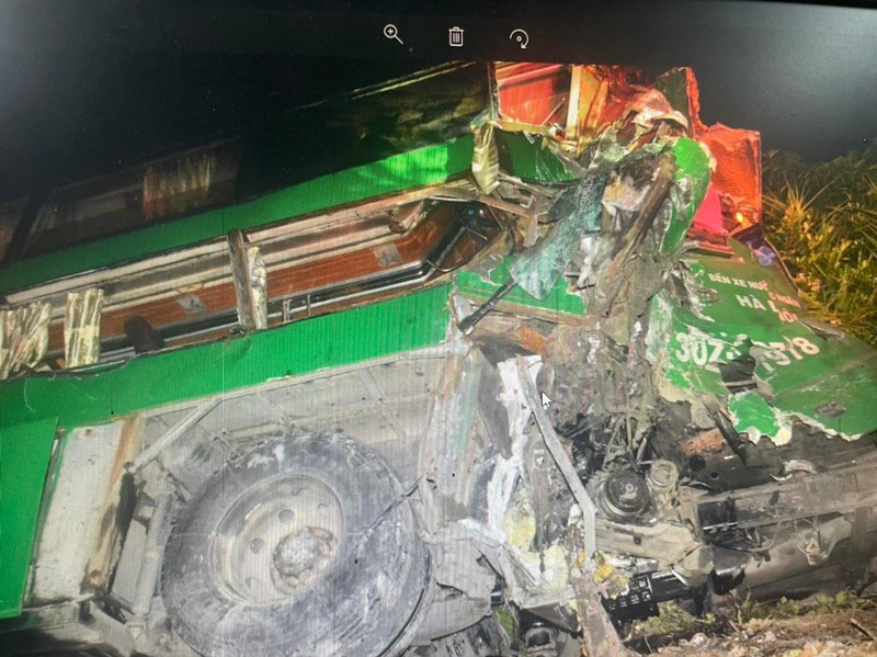 Xe khách Mai Linh bị biến dạng sau vụ tai nạn. (Ảnh: Ủy ban An toàn giao thông quốc gia cung cấp)
