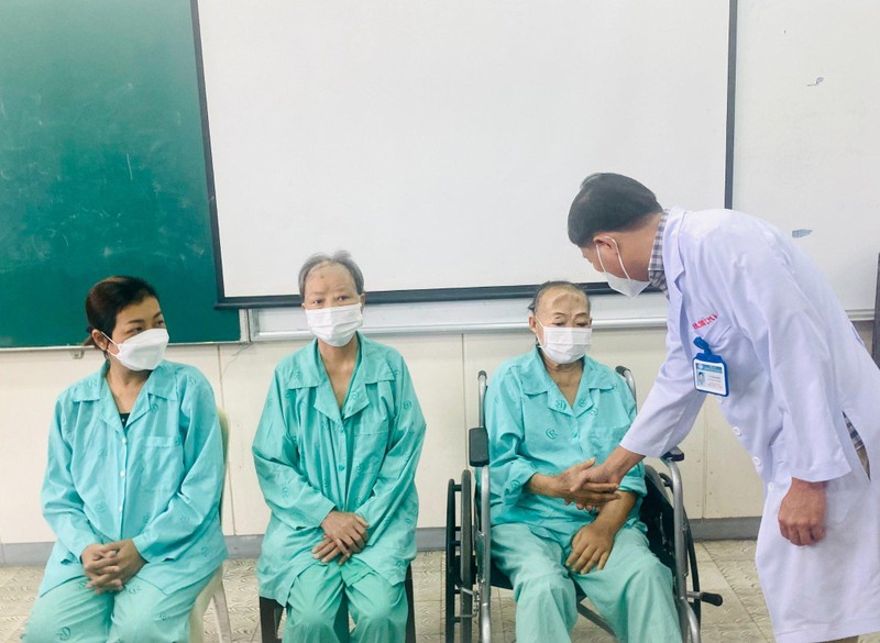TS, BS Trần Anh Bích, Phó khoa Tai Mũi Họng, Bệnh viện Chợ Rẫy, hỏi thăm các bệnh nhân đã phẫu thuật thành công. (Ảnh: Bệnh viện cung cấp)