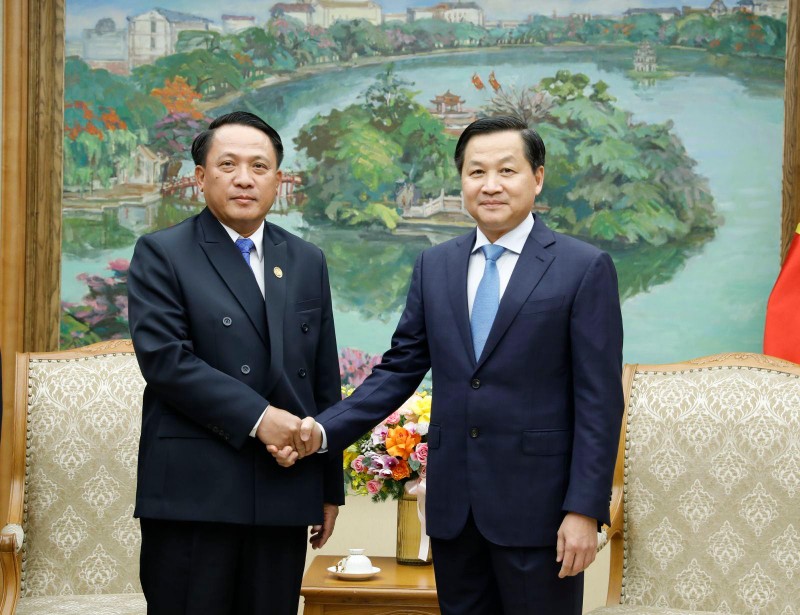 Phó Thủ tướng Lê Minh Khái tiếp Bộ trưởng Tài chính Lào Bounchom Ubonpaseuth. (Ảnh: VGP)