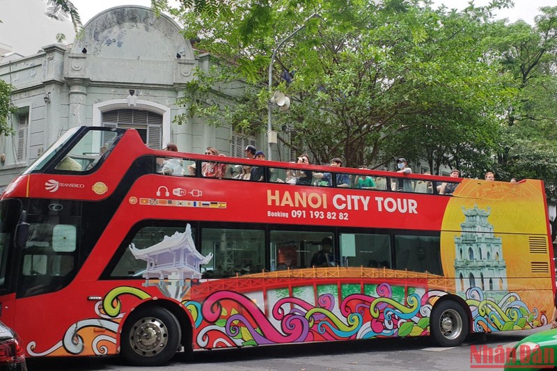 Du khách quốc tế tham quan Hà Nội bằng xe buýt 2 tầng (Ảnh: T.LINH)