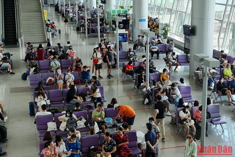 Sân bay quốc tế Tân Sơn Nhất nhộn nhịp sáng 29/7. (Ảnh: CTV)