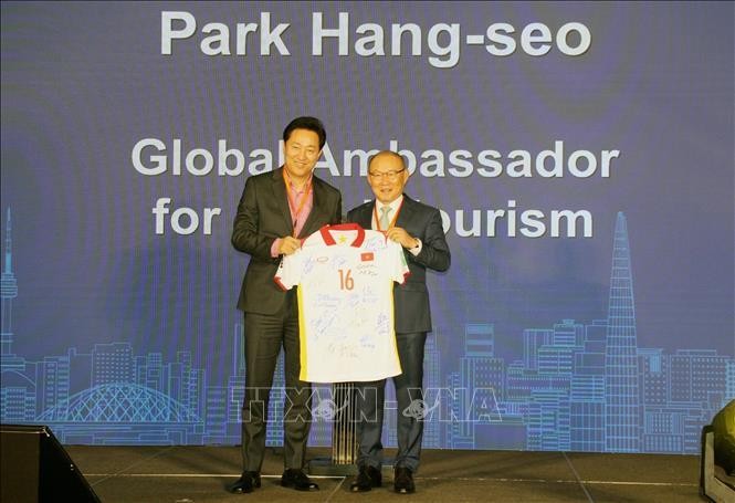 Ông Park Hang Seo, Huấn luyện viên trưởng Đội tuyển Bóng đá Quốc gia Việt Nam (bên phải) được bổ nhiệm và ra mắt với vai trò Đại sứ Du lịch Toàn cầu của thành phố Seoul, Hàn Quốc. (Ảnh: TTXVN) 