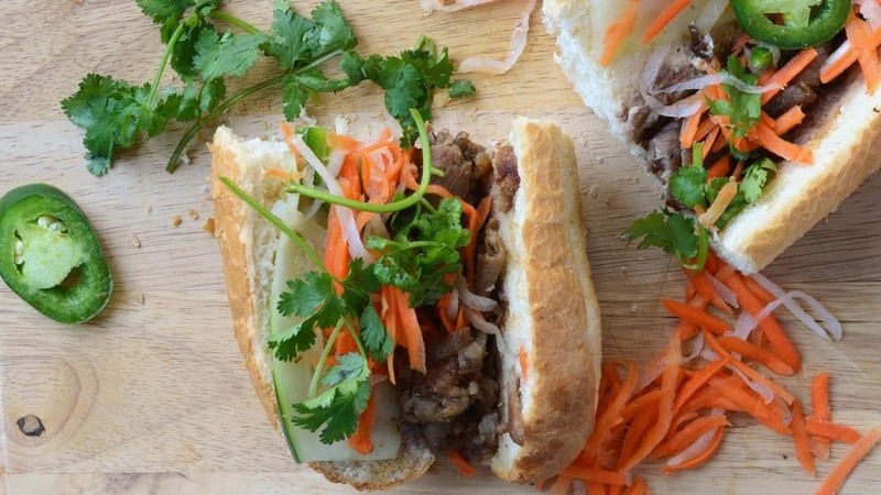 Bánh mì của Việt Nam là một trong 50 món ăn đường phố nổi tiếng nhất châu Á. (Ảnh: CNN)