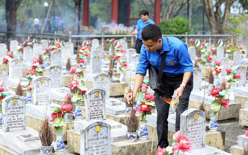 Dâng hương nghĩa trang liệt sĩ quốc gia đường 9. Ảnh: Duy Linh