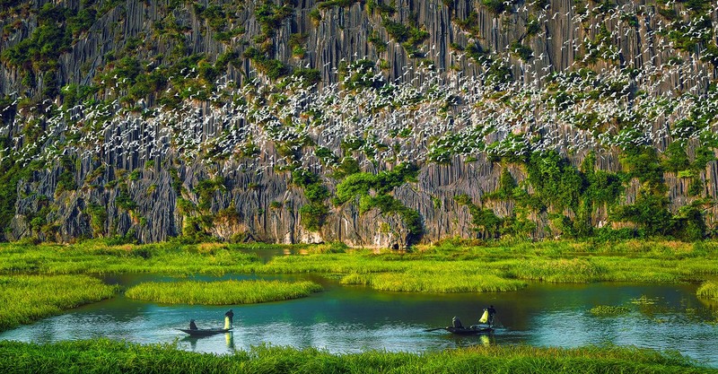 Đầm Vân Long (huyện Gia Viễn) hấp dẫn du khách bởi nét đẹp nguyên sơ, thoáng đãng. (Ảnh Ninh Mạnh Thắng)