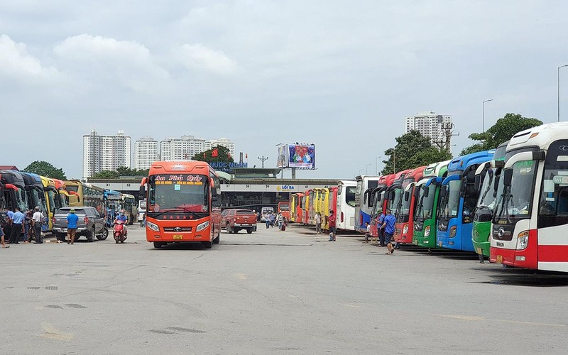 Tuy xăng, dầu đã giảm giá liên tiếp 5 lần, nhưng hầu hết doanh nghiệp vận tải vẫn chưa điều chỉnh giá cước.