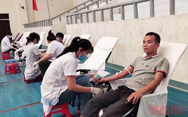 Đông đảo cán bộ, chiến sĩ, người lao động và nhân dân thành phố Tuy Hòa tham gia hiến máu hưởng ứng Chương trình Hành trình Đỏ năm 2022.