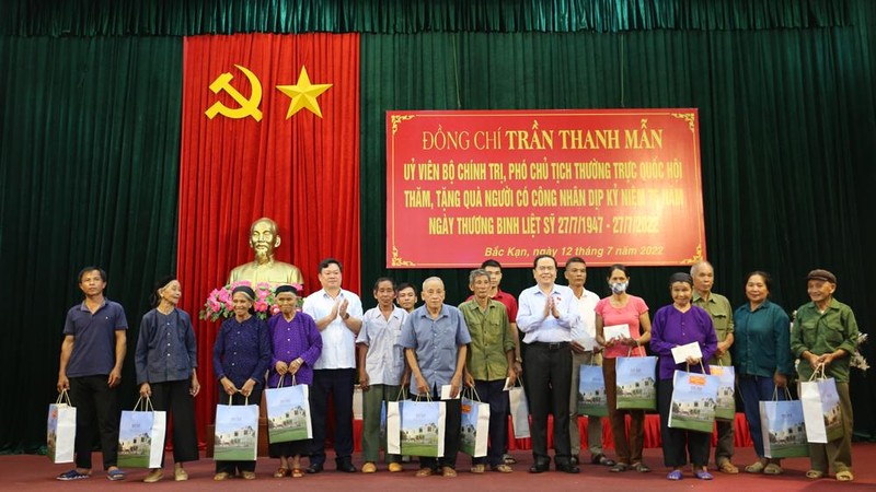 Đồng chí Trần Thanh Mẫn tặng quà các gia đình chính sách.