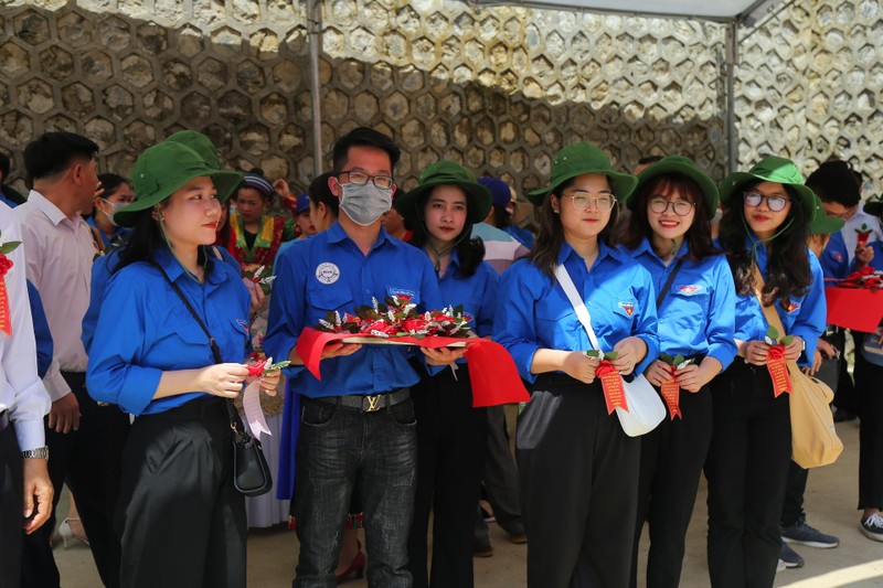 Đoàn tình nguyện hỗ trợ tại lễ khánh thành công trình bảo tồn, tôn tạo di tích lịch sử-văn hóa cấp quốc gia Căng Bắc Mê tại xã Yên Cường.