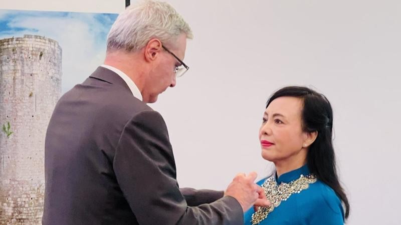 Đại sứ Nicolas Warnery thừa lệnh Tổng thống Pháp trao Huân chương Bắc Đẩu Bội tinh cho PGS, TS Nguyễn Thị Kim Tiến. 