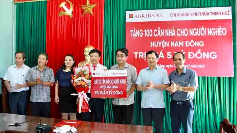 Ông Nguyễn Hải Quân, Giám đốc Agribank Thừa Thiên Huế (bên trái) trao biểu trưng tặng 100 căn nhà cho lãnh đạo huyện Nam Đông để hỗ trợ xây nhà cho hộ nghèo.